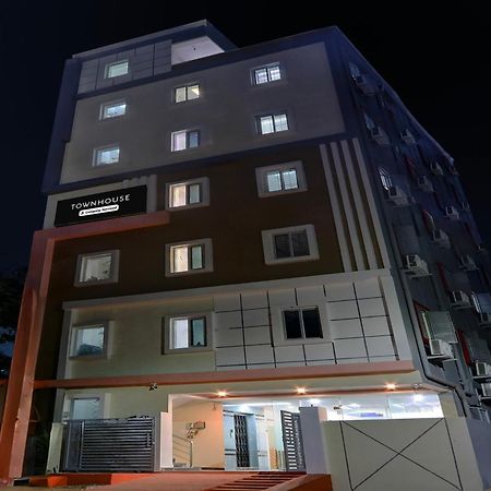 Super Townhouse Nanak Ram Guda Near Waverock Sez Hyderabad Exterior photo